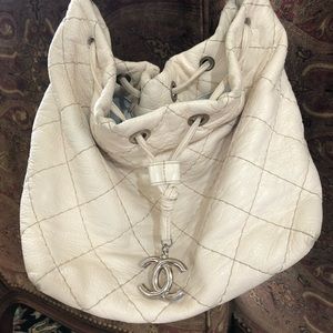 CHANEL Caviar Quilted Leather Shoulder Bag Cream